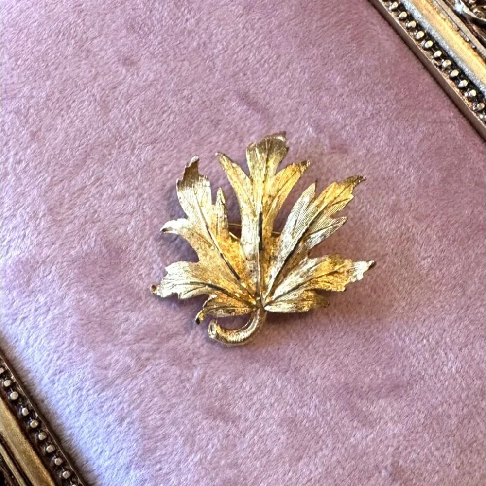 Vintage Mid-Century Gold-Tone Maple Leaf Brooch Pin Textured Detailing Unsigned - Picture 8 of 10